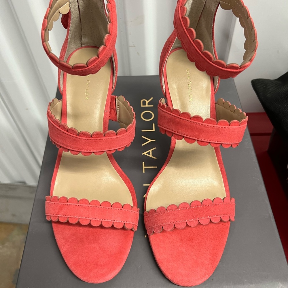 New Heel sandals size 8